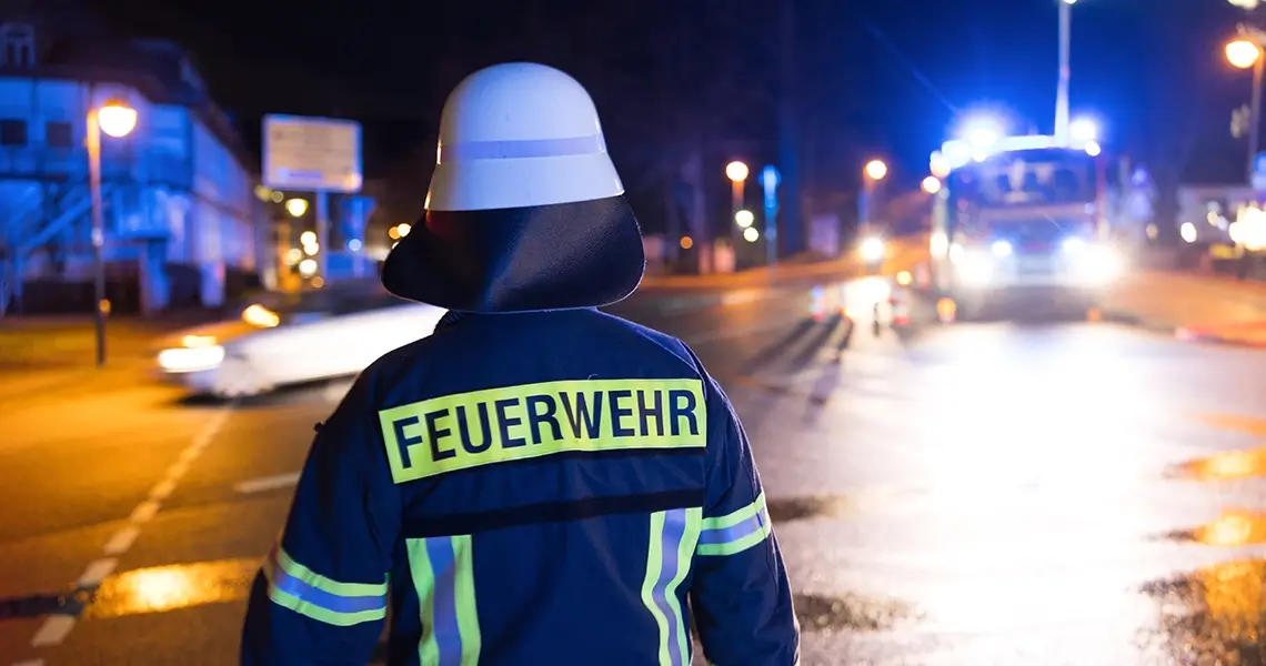 Feuerwehrmann von hinten in Uniform