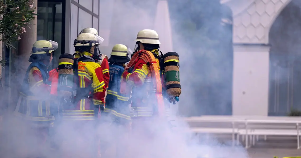 Feuerwehrmänner besprechen sich