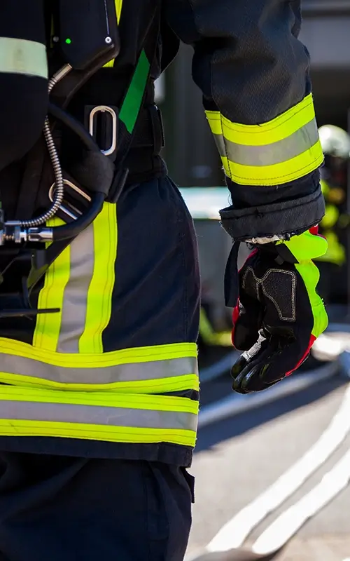 Feuerwehrmann in Uniform mit Handschuhen